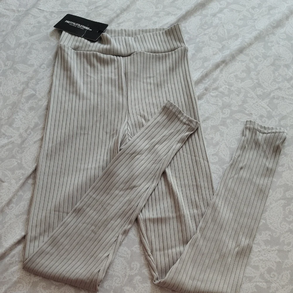 PrettyLittleThing Taupe Ribbed Leggings - Picture 2 of 4